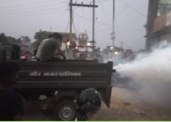 लामखुट्टे धपाउने औषधि छर्कने क्रममा गाडीमा आगलागी, दुई  जना गम्भीर घाइते