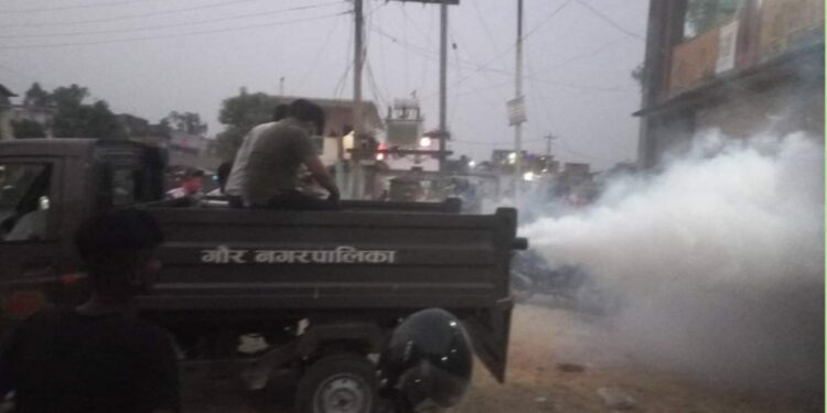 लामखुट्टे धपाउने औषधि छर्कने क्रममा गाडीमा आगलागी, दुई  जना गम्भीर घाइते