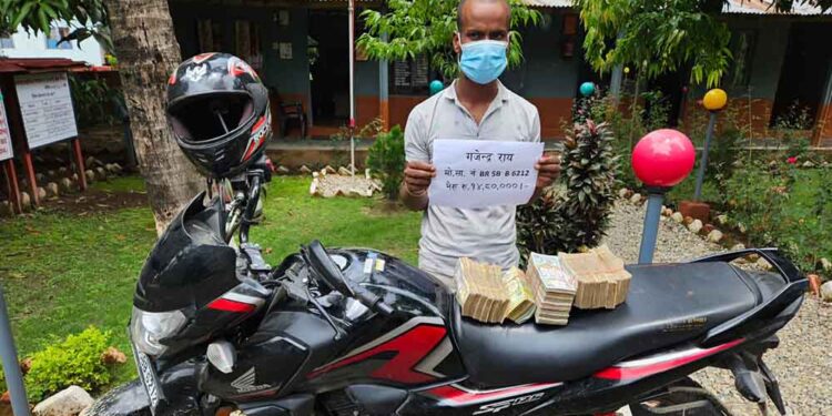 स्रोत नखुलेको १४ लाख ८० हजारसहित पक्राउ परेका भारतीय, प्रहरीलाई चक्मा दिएर फरार