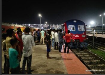 केटीलाई रेलवे ट्र्याकमा बोलाएर प्रेम प्रस्ताव, नमानेपछि गुडिरहेको रेलअगाडी धकेलेपछि…