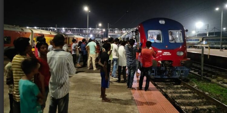 केटीलाई रेलवे ट्र्याकमा बोलाएर प्रेम प्रस्ताव, नमानेपछि गुडिरहेको रेलअगाडी धकेलेपछि…