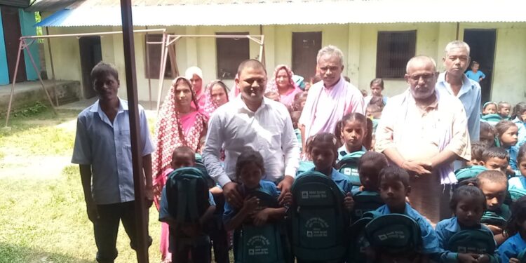 सिरहा,औरही शाखा NMB बैंक द्वारा ब्याग लगायतका शैक्षिक सामग्री वितरण