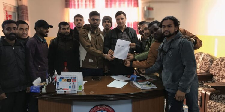 कानुनको विद्यार्थीद्वारा पूर्वाञ्चल विश्वविद्यालय परीक्षा व्यवस्थापन कार्यालयमा ज्ञापनपत्र