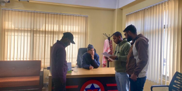 कानुनको विद्यार्थीद्वारा पूर्वाञ्चल विश्वविद्यालय परीक्षा व्यवस्थापन कार्यालयमा ज्ञापनपत्र