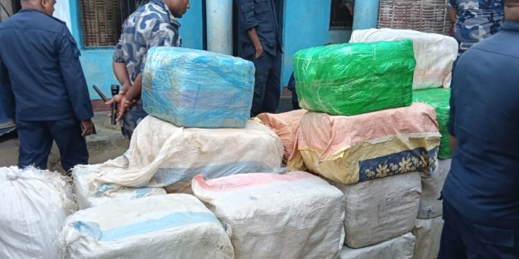 सिरहा प्रहरीको ठुलो सफलता ७१७.६ किलोग्राम गाँजा सहित १ मोटरसाइकल बरामद