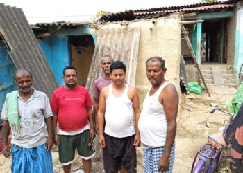 सिरहामा हावाहुरीको कहर: बरियारपट्टीका ५ परिवार घरवारविहीन, खुला आकाशमुनि बास